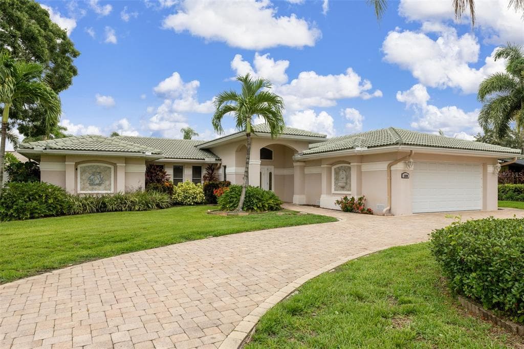 1800 TANGLEWOOD DRIVE NE ST PETERSBURG, FL 33702