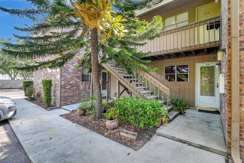 10475 CARROLLBROOK CIRCLE UNIT 219 TAMPA, FL 33618