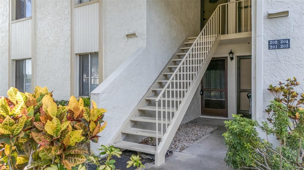 201 PINE COURT OLDSMAR, FL 34677