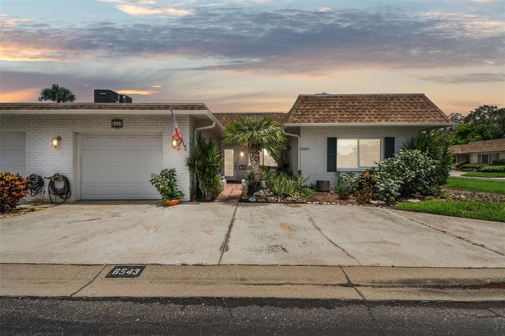 6543 GRAND BAHAMA DRIVE SEMINOLE, FL 33777