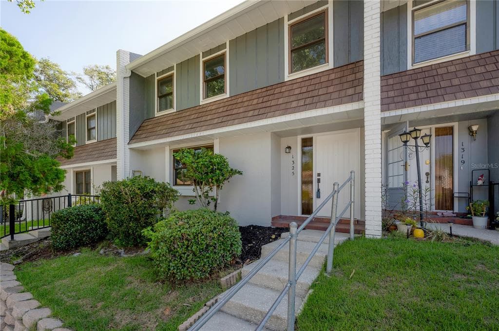1325 ABBEY CRESCENT LANE CLEARWATER, FL 33759