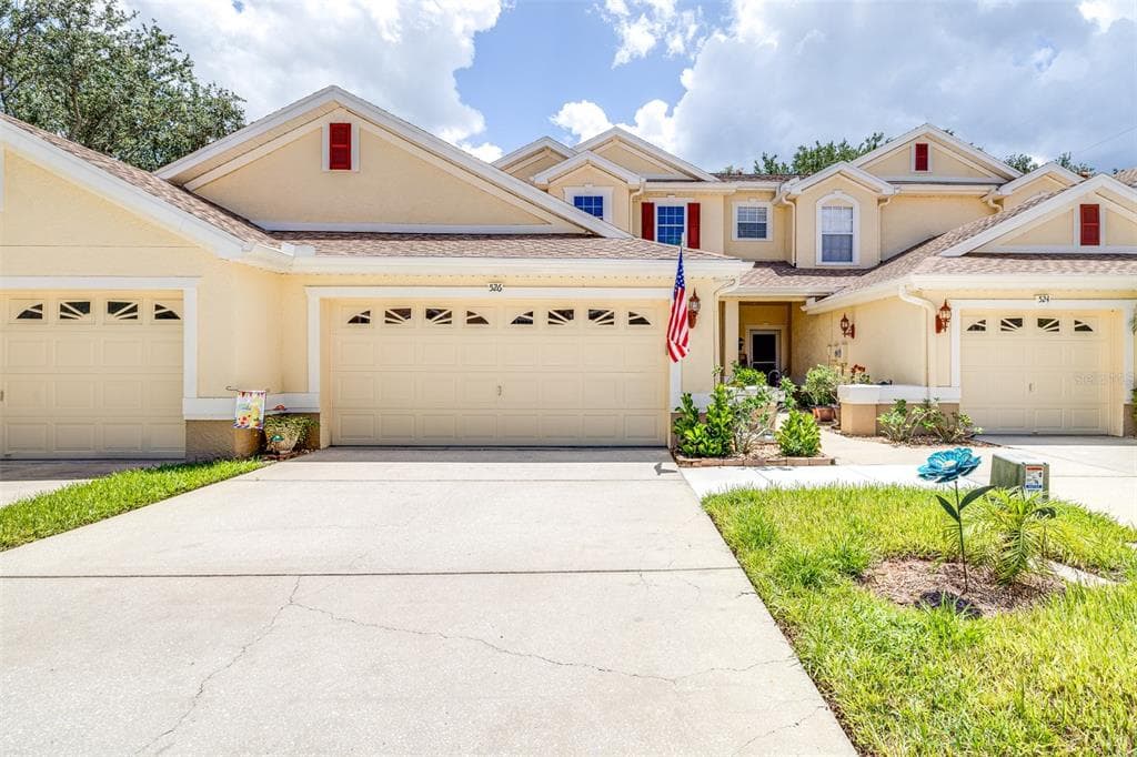 526 SPRING LAKE CIRCLE TARPON SPRINGS, FL 34688