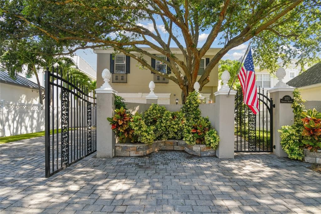 3121 W KNIGHTS AVENUE TAMPA, FL 33611