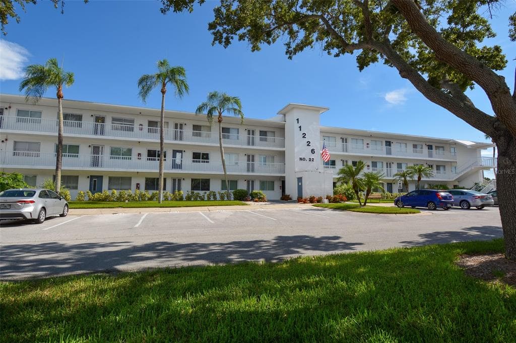 11226 82ND AVENUE UNIT 105 SEMINOLE, FL 33772