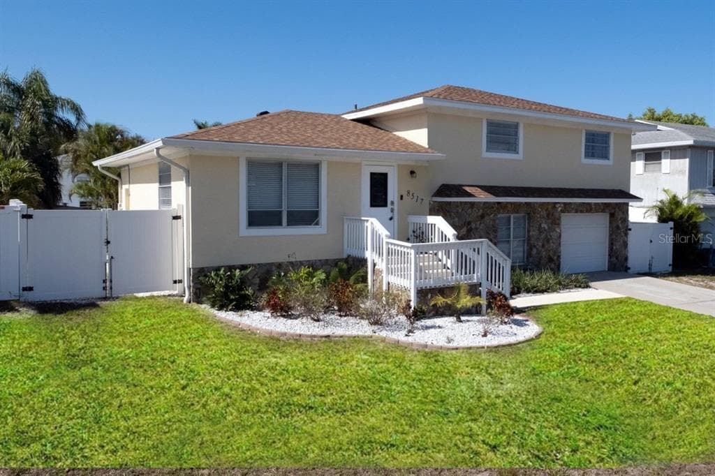 8517 43RD AVENUE W BRADENTON, FL 34209