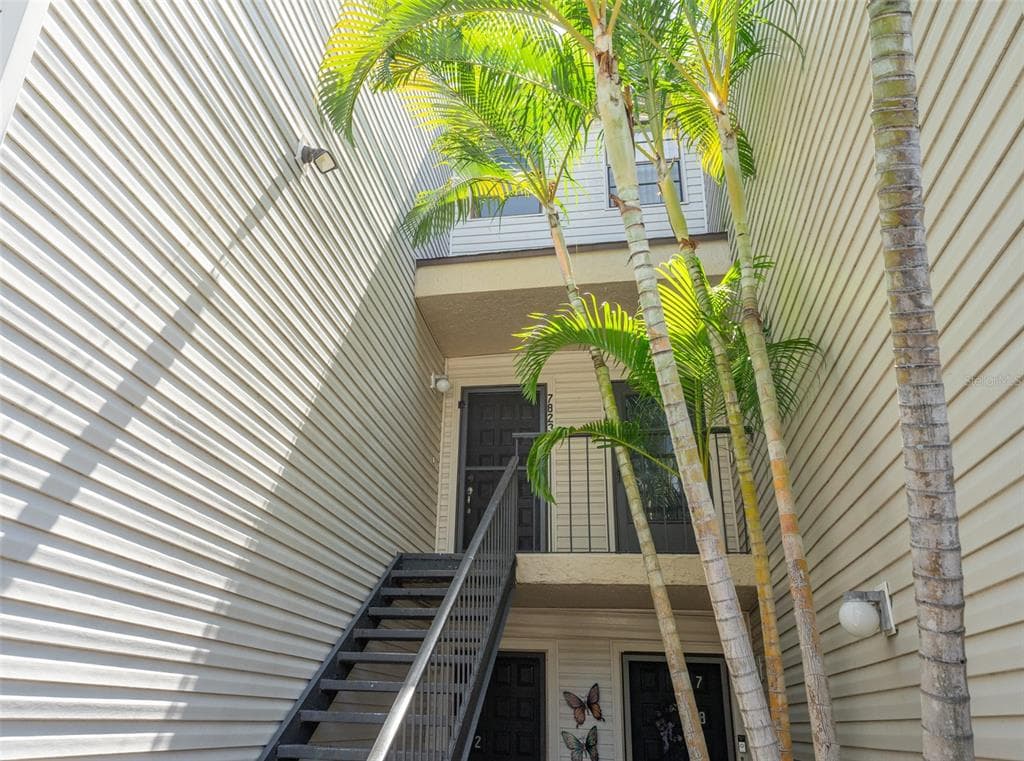 7823 NIAGARA AVENUE UNIT 7823 TAMPA, FL 33617