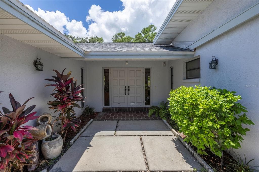 8530 MACOMA DRIVE NE ST PETERSBURG, FL 33702