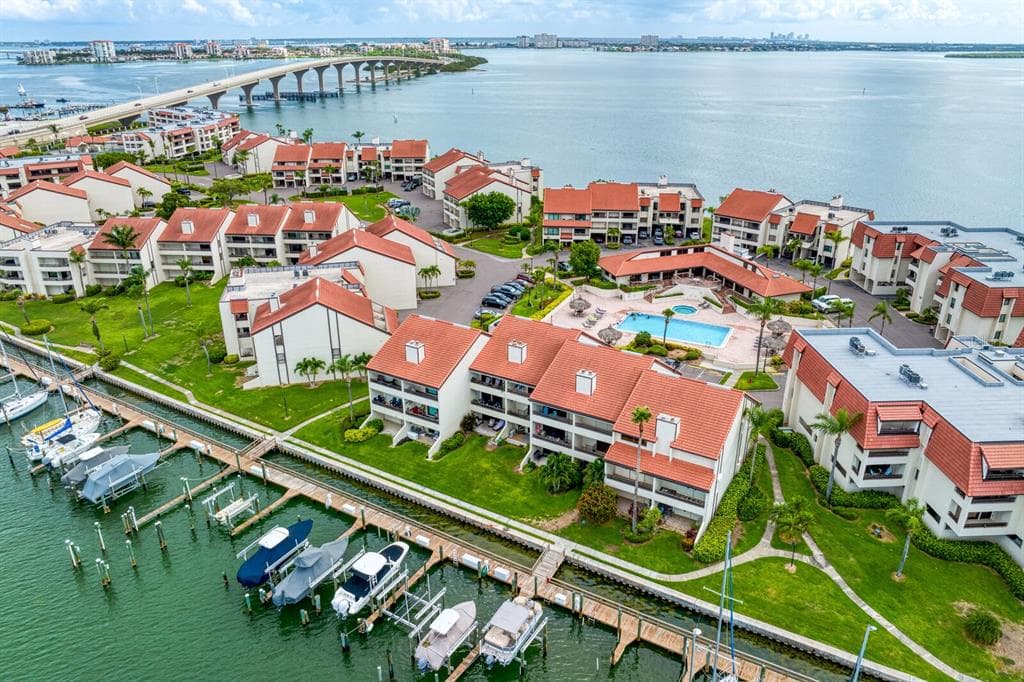 132 1ST STREET E UNIT 105 ST PETERSBURG, FL 33715
