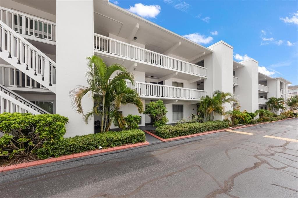 2944 WEST BAY DRIVE UNIT 305 BELLEAIR BLUFFS, FL 33770