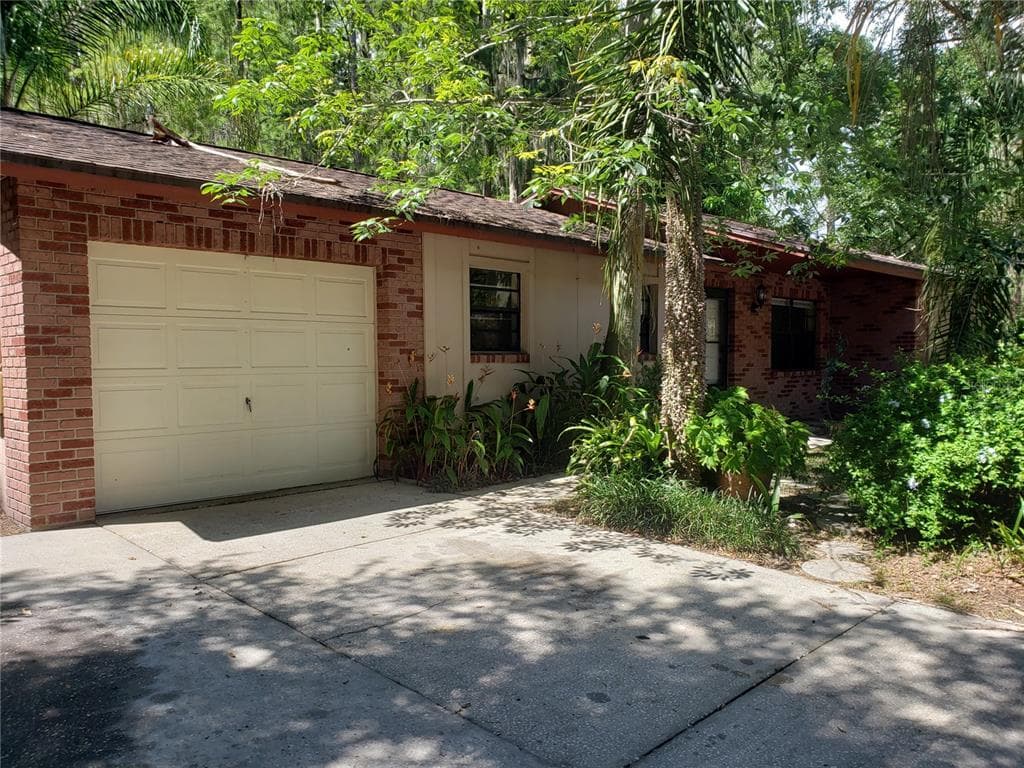 1221 FOXWOOD DRIVE