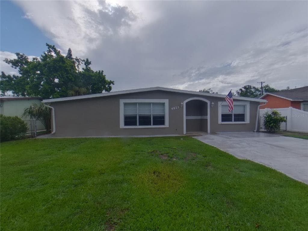 4923 CRESTHILL DRIVE TAMPA, FL 33615