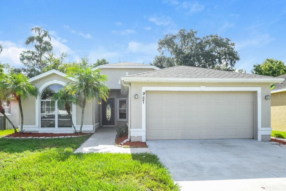 957 PONDEROSA PINE COURT ORLANDO, FL 32825