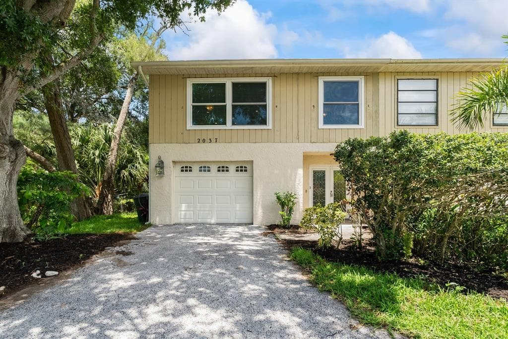 2037 MCMULLEN AVENUE DUNEDIN, FL 34698