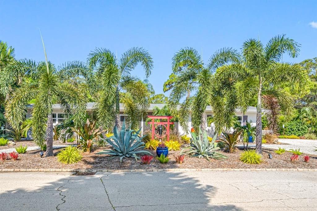 250 BEL FOREST DRIVE BELLEAIR BLUFFS, FL 33770