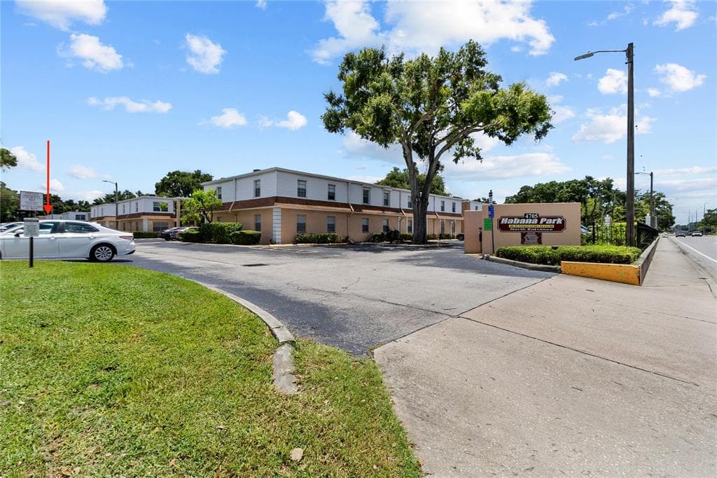 4718 CHRISTA COURT UNIT 320 TAMPA, FL 33614