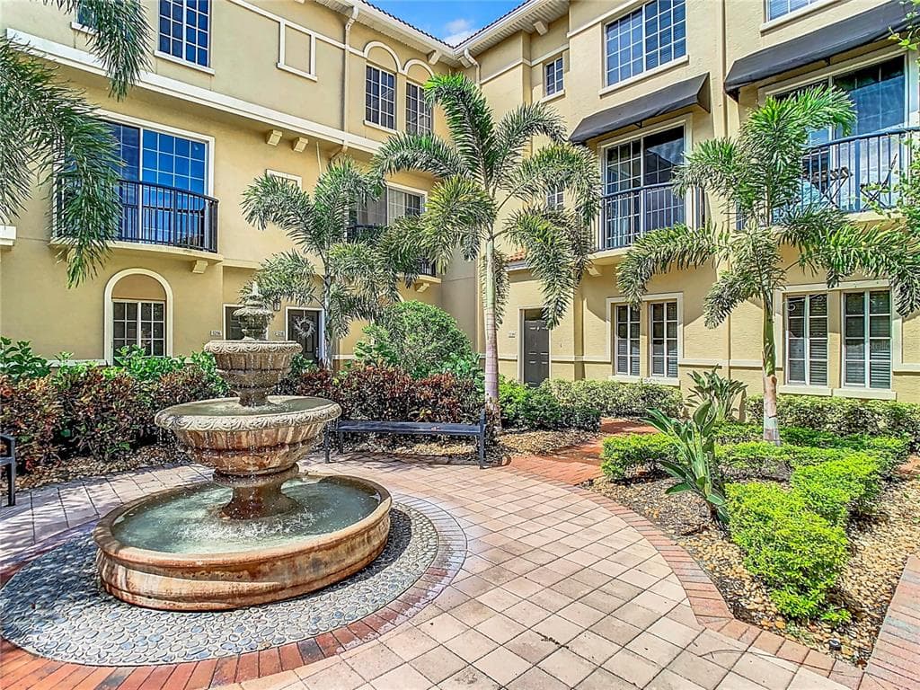5220 BEACH BREEZE COURT UNIT 5220 TAMPA, FL 33609