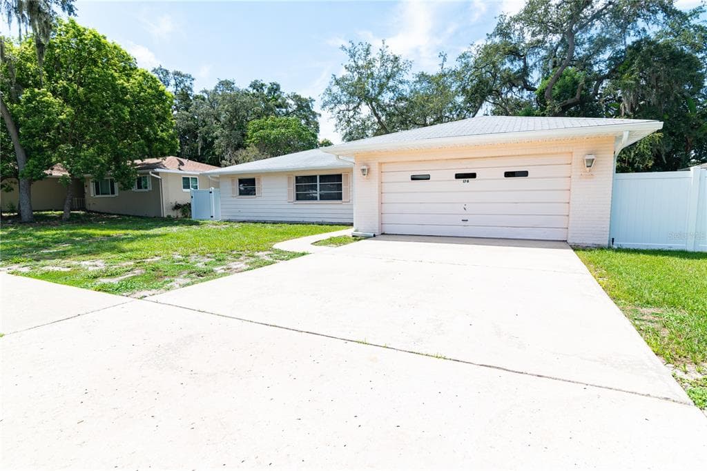 176 LAKE TARPON DRIVE PALM HARBOR, FL 34684