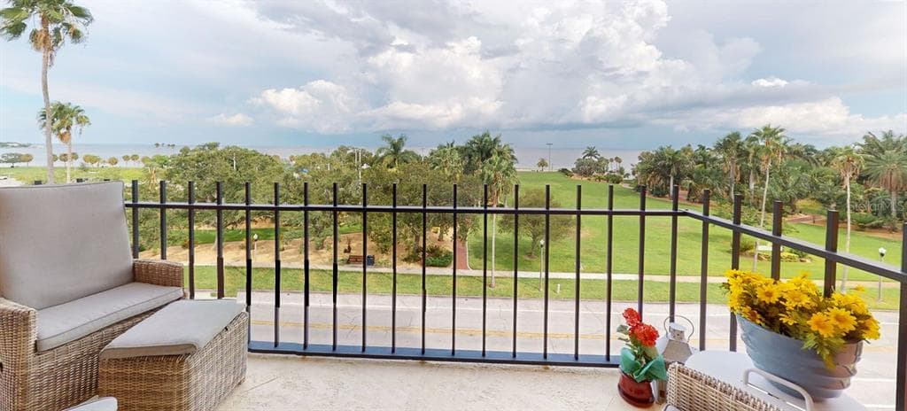 1120 N SHORE DRIVE NE UNIT 501 ST PETERSBURG, FL 33701