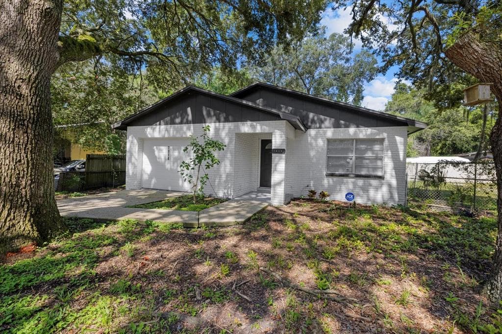 7018 N CENTER DRIVE