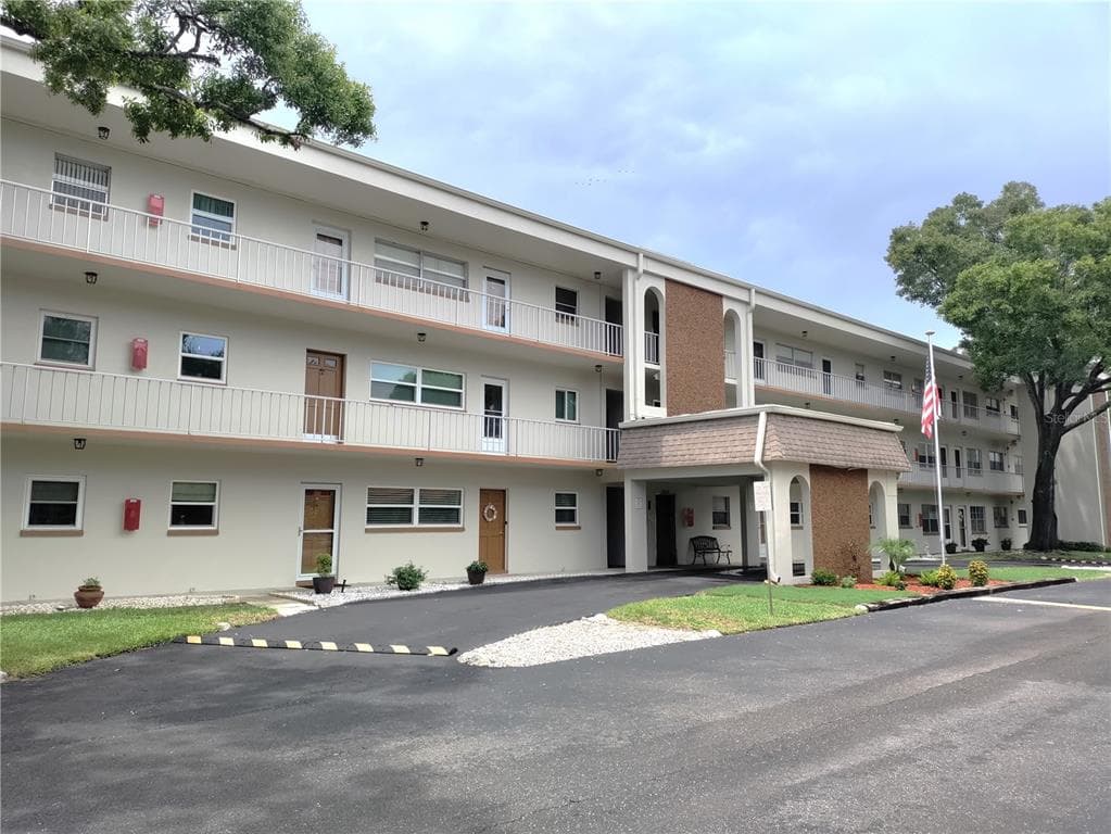 5880 38TH AVENUE N UNIT 304 ST PETERSBURG, FL 33710