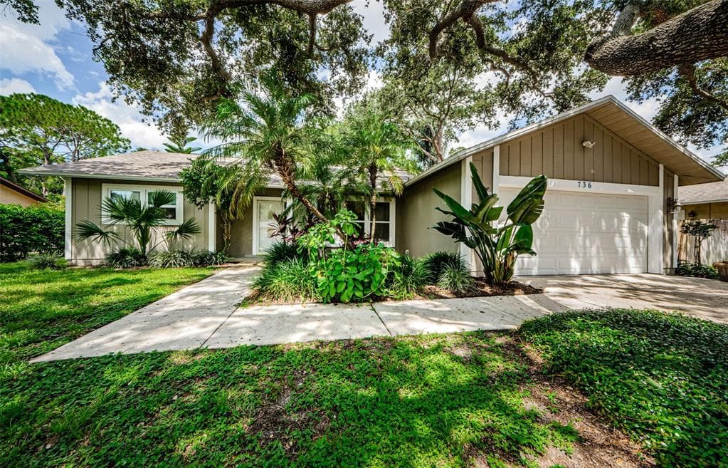 736 GLENGARY LANE