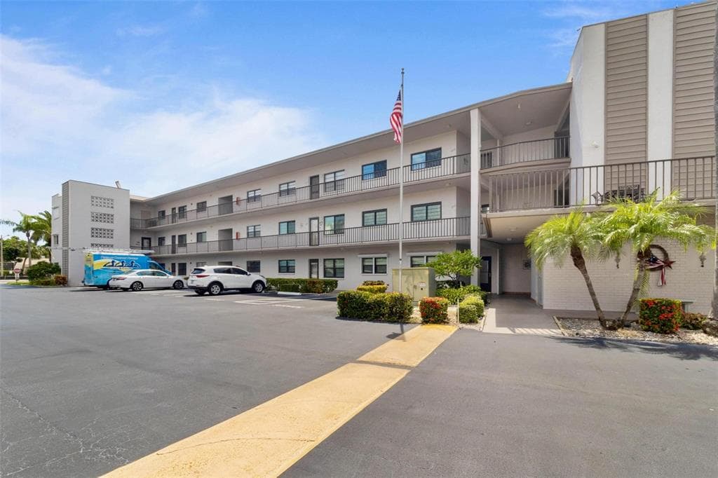 7941 58TH AVENUE N UNIT 104 ST PETERSBURG, FL 33709