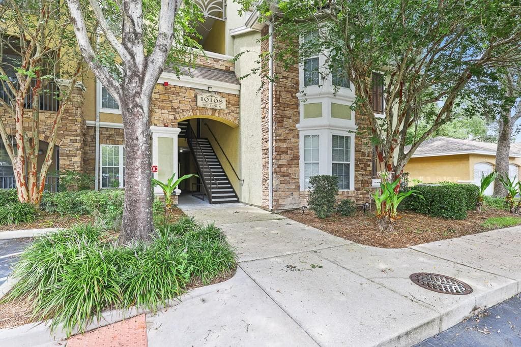 10108 COURTNEY OAKS CIRCLE UNIT 304 TAMPA, FL 33619
