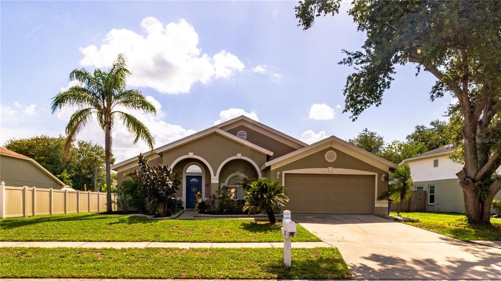 816 SANDCASTLE CIRCLE BRANDON, FL 33511