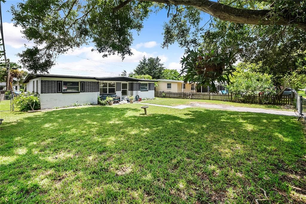 9697 CRESTVIEW STREET SEMINOLE, FL 33772