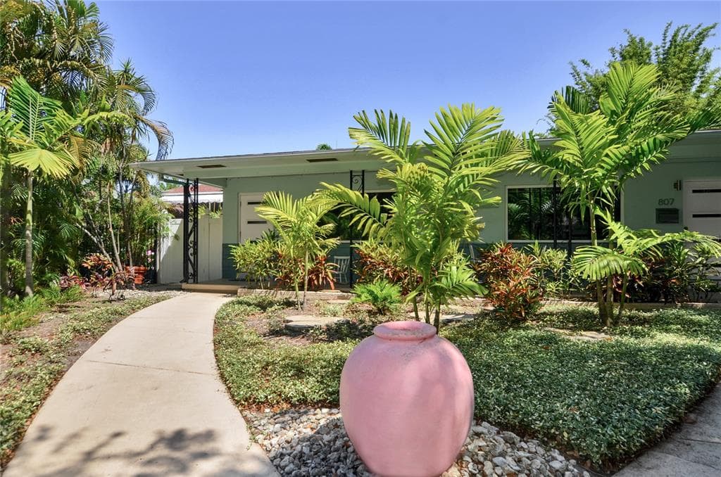 811 26TH AVENUE N ST PETERSBURG, FL 33704