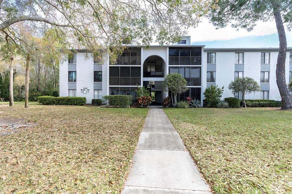 1344 PINE RIDGE CIRCLE E UNIT D3 TARPON SPRINGS, FL 34688