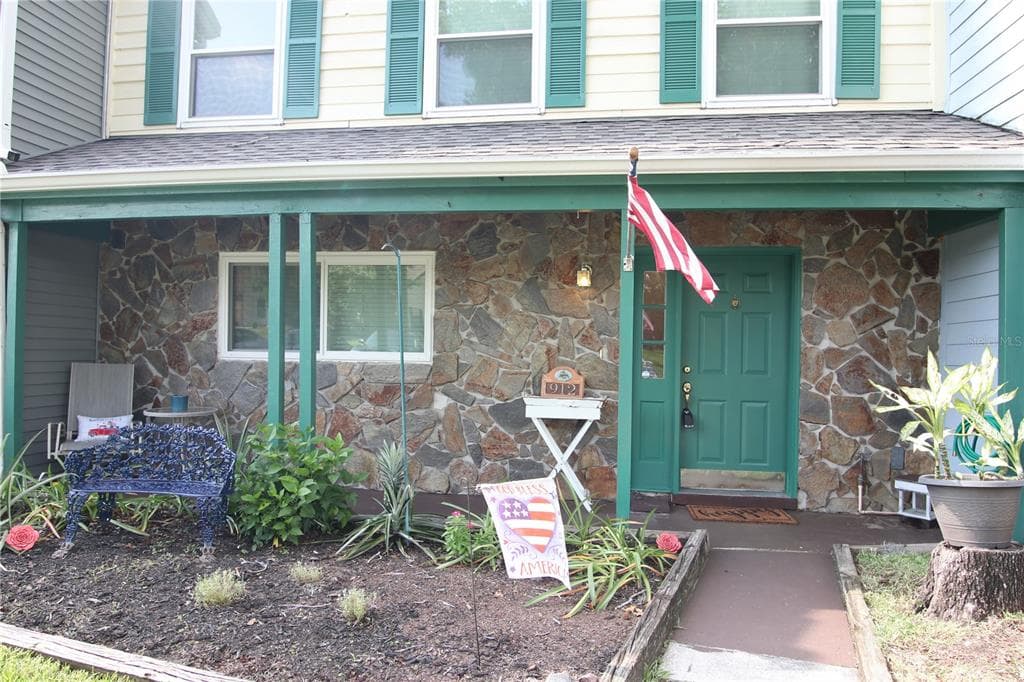 912 COACHLIGHT LANE