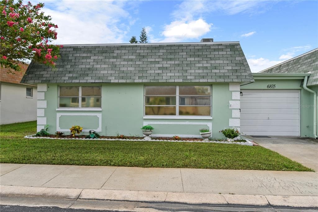 6835 VERSAILLES N UNIT 7 PINELLAS PARK, FL 33781