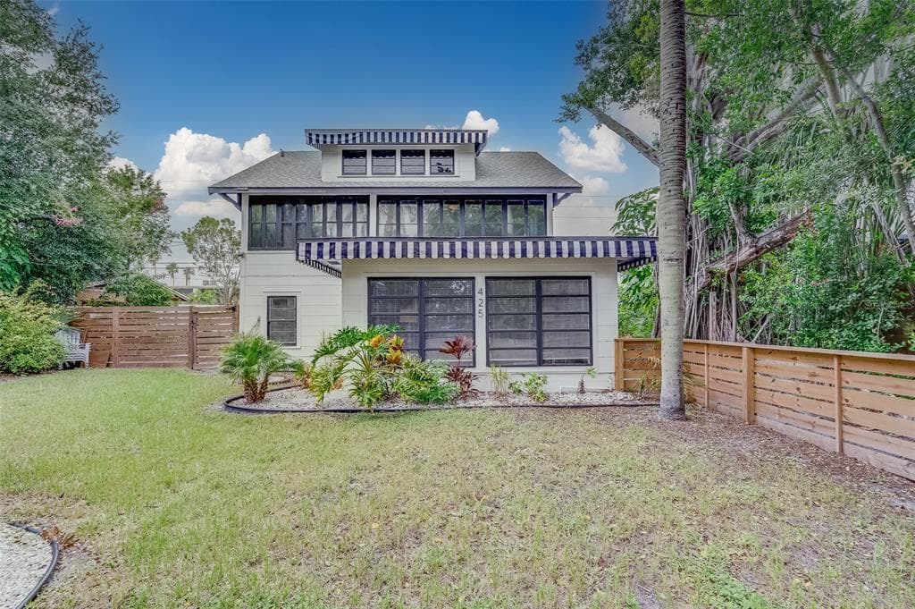 425 11TH AVENUE NE UNIT Misha downstairs ST PETERSBURG, FL 33701