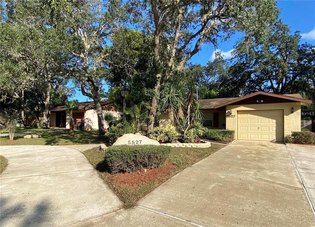 5527 GOLDEN NUGGET DRIVE HOLIDAY, FL 34690