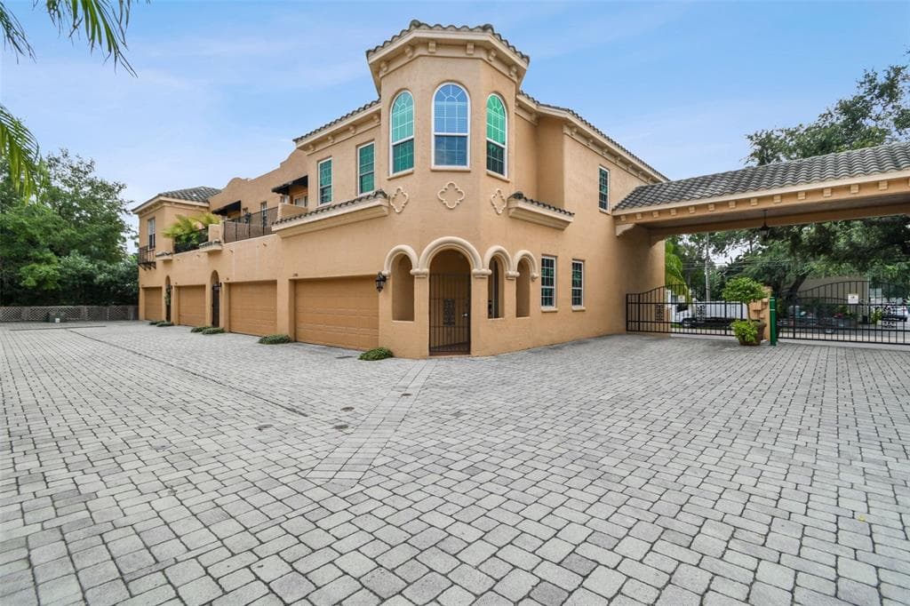 2908 HANSEN MANOR LANE TAMPA, FL 33611