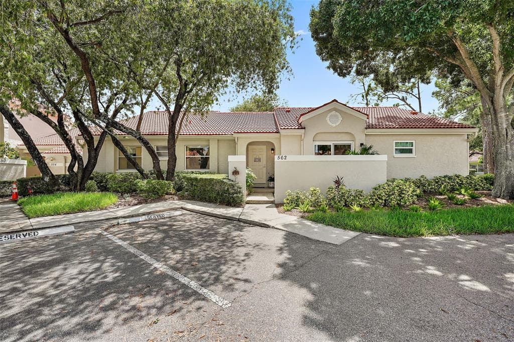 562 ANDORRA CIRCLE NE UNIT 562 ST PETERSBURG, FL 33703