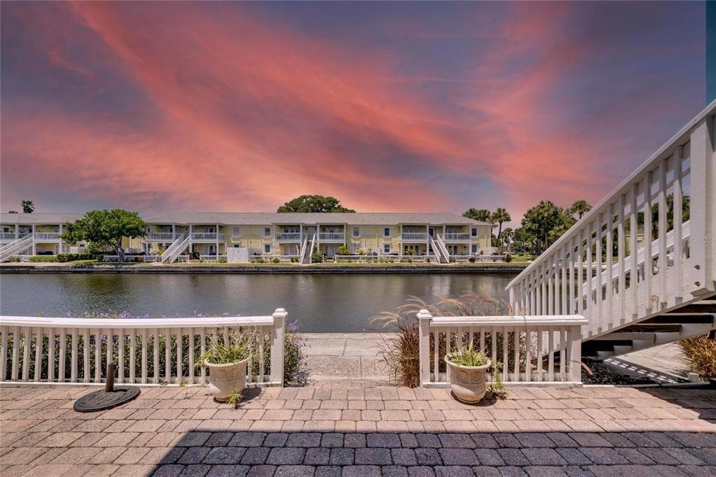 5005 COQUINA KEY DRIVE SE UNIT B ST PETERSBURG, FL 33705
