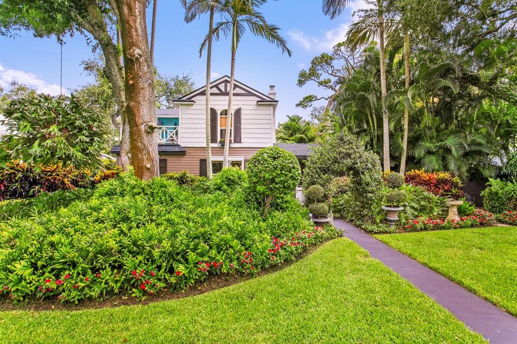 140 27TH AVENUE N ST PETERSBURG, FL 33704
