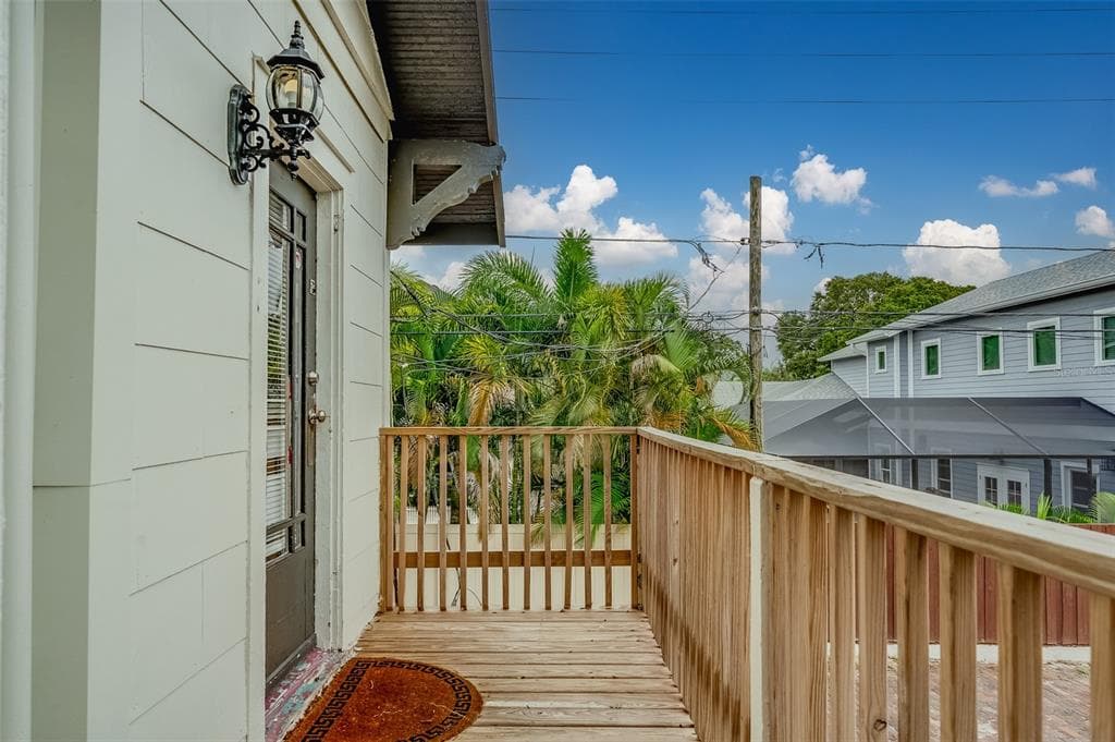 425 11TH AVENUE NE UNIT Upstairs ST PETERSBURG, FL 33701