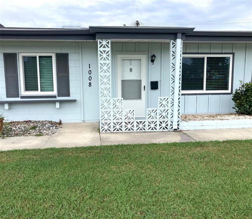 1008 N PEBBLE BEACH BOULEVARD UNIT 5 SUN CITY CENTER, FL 33573
