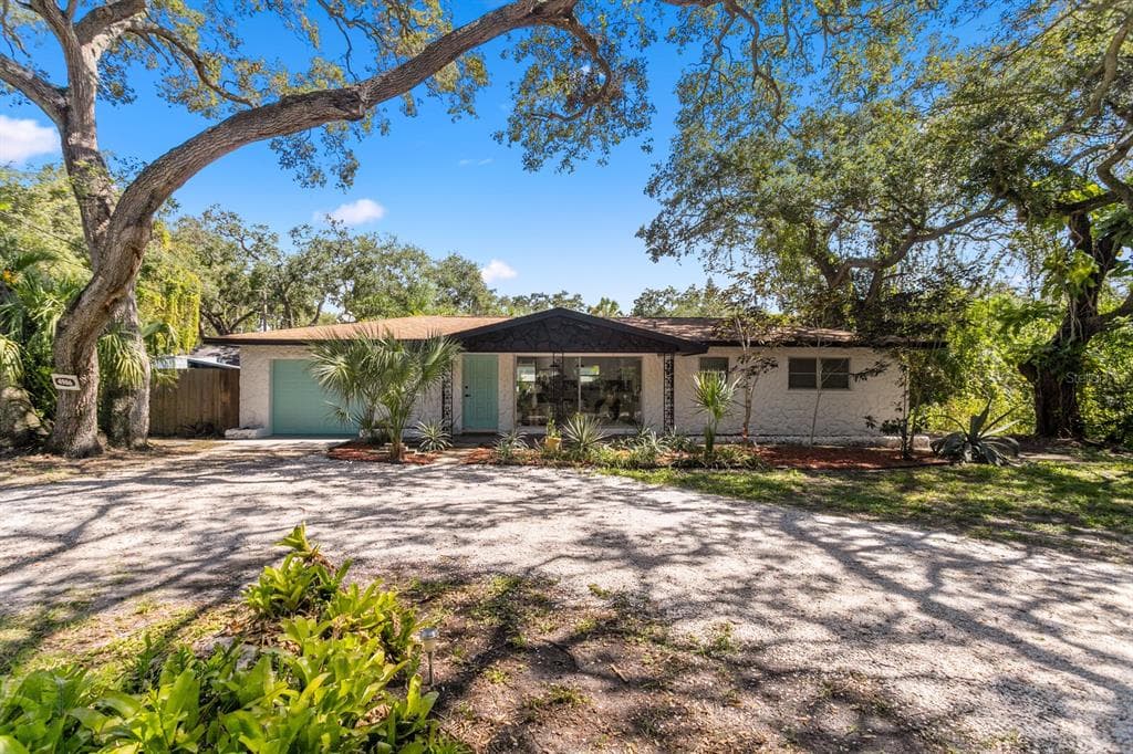 4986 WOODLAND DRIVE