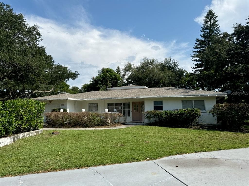1905 PINETREE LANE BELLEAIR BLUFFS, FL 33770