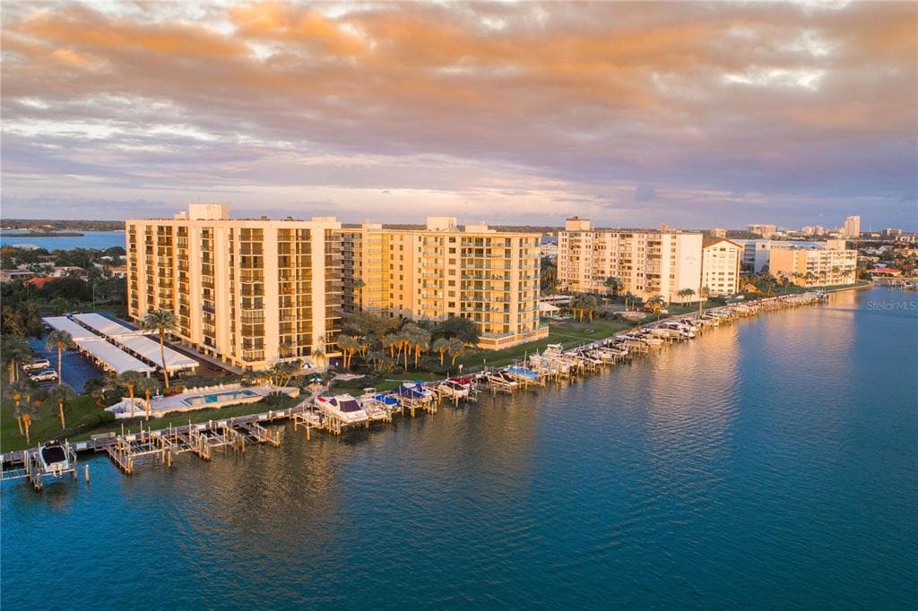 690 ISLAND WAY UNIT 507 CLEARWATER BEACH, FL 33767