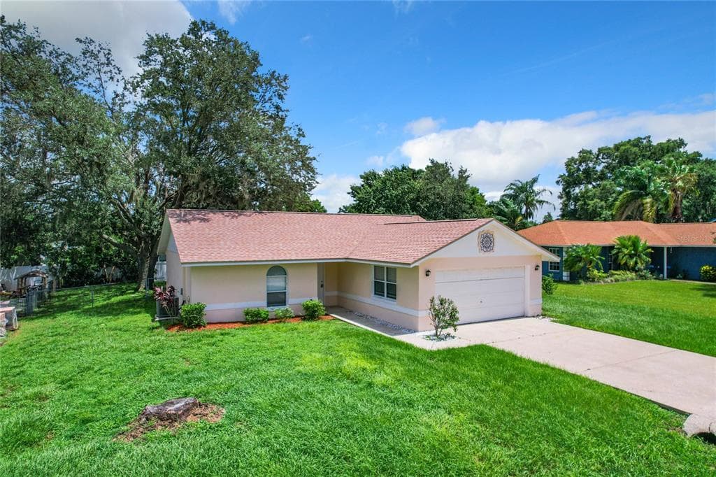 8015 APACHE LANE LAKELAND, FL 33810