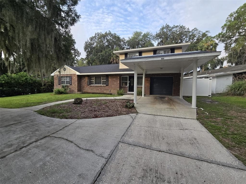 1011 GUNSTON STREET LEESBURG, FL 34748