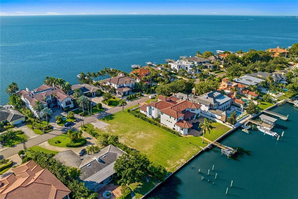 1900 BRIGHTWATERS BOULEVARD NE ST PETERSBURG, FL 33704