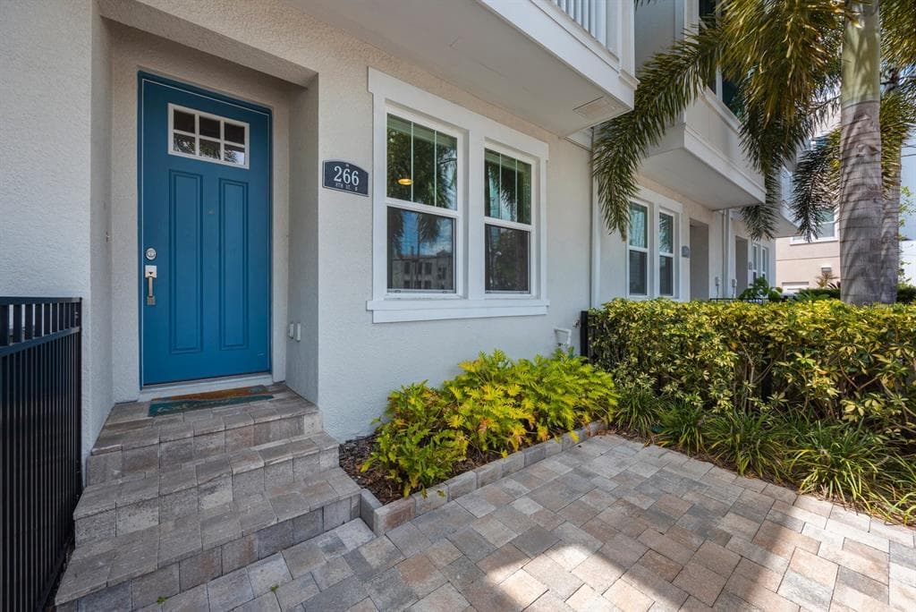 266 8TH STREET N ST PETERSBURG, FL 33701