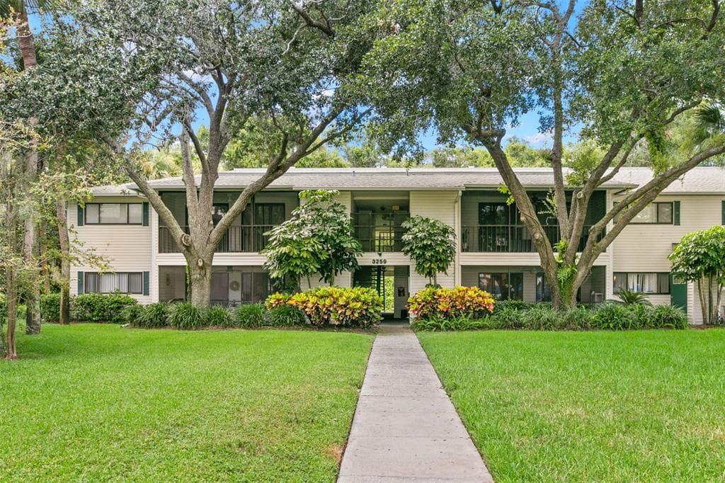 3259 FOX CHASE CIRCLE N UNIT 102 PALM HARBOR, FL 34683