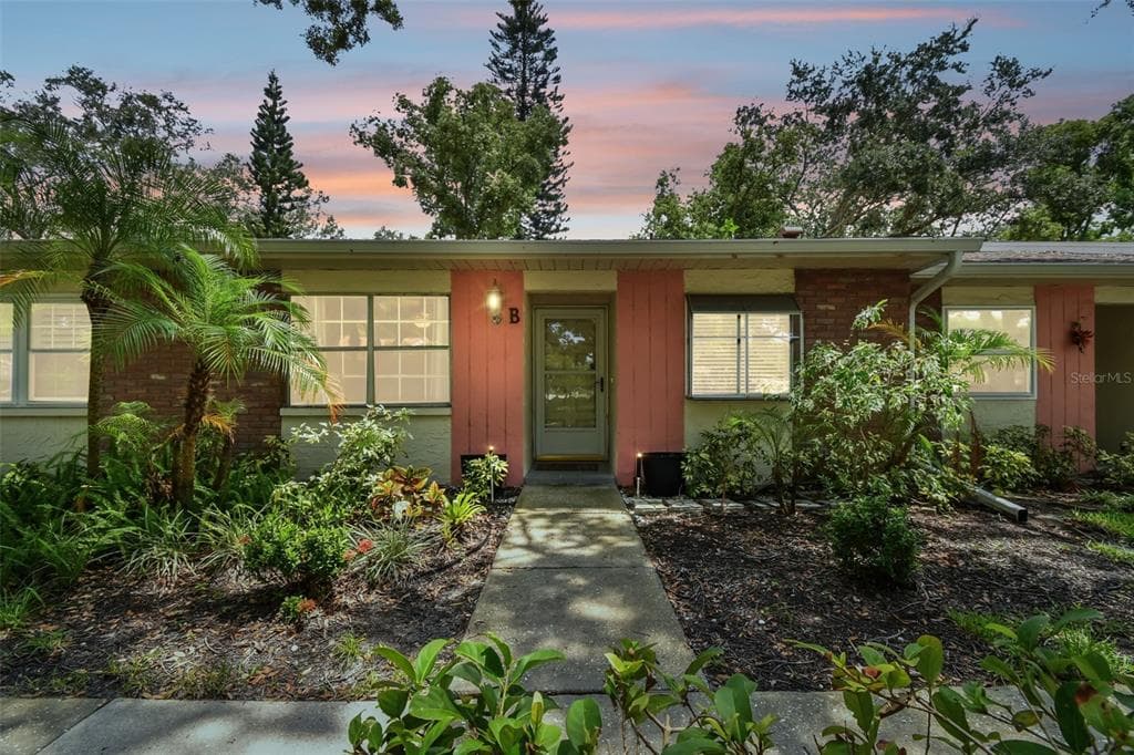 2209 LARK CIRCLE E UNIT B PALM HARBOR, FL 34684